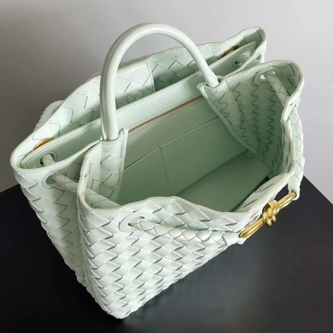 The 2023 new Andiamo batch of 2260 BV has been shipped‼ ️Really popular🔥The new Andiamo woven handbag launched by Bottega Veneta this season is really popular all over the world! ! Celebrities at home and abroad have worn it, and Oscar-winning actress Michelle Yeoh has taken it out on the street. Song Jia, Trai Yara, Yu Feihong, Sanji Ayaka, Rosie Hunting-Whiteley, Yoshioka Riho, etc. have all picked up this bag. It is classic and versatile, showing off its temperament, and the bag capacity is also large, which is very convenient for daily commuting! ! A variety of carrying methods, the shoulder straps can be adjusted by yourself, the original lambskin feels soft and delicate, and the unisex style breaks the gender boundaries and brings a more practical and long-lasting use experience. Andiamo, which has both elegant and casual styles, perfectly interprets the true appearance of "fashionable old money style". Style number: 743572 Size: 32*24*12